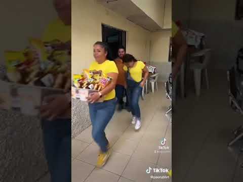 Comida de color rojo, para fiesta de colores