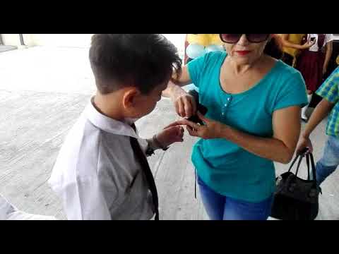 En qué dedo va el anillo de graduación