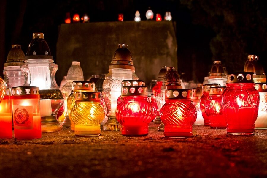 Por qué se apaga la vela de un difunto